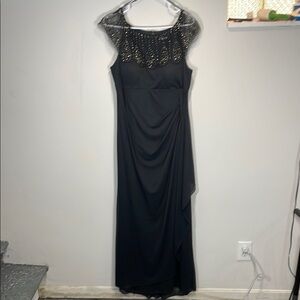 Elegant Black Maxi Dress with Bateau Neckline and Cap Sleeves